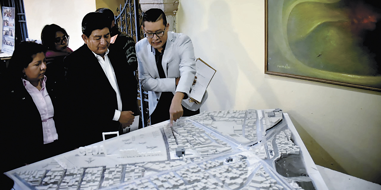El titular de Obras Públicas observa una maqueta del distribuidor de la Ceja. 