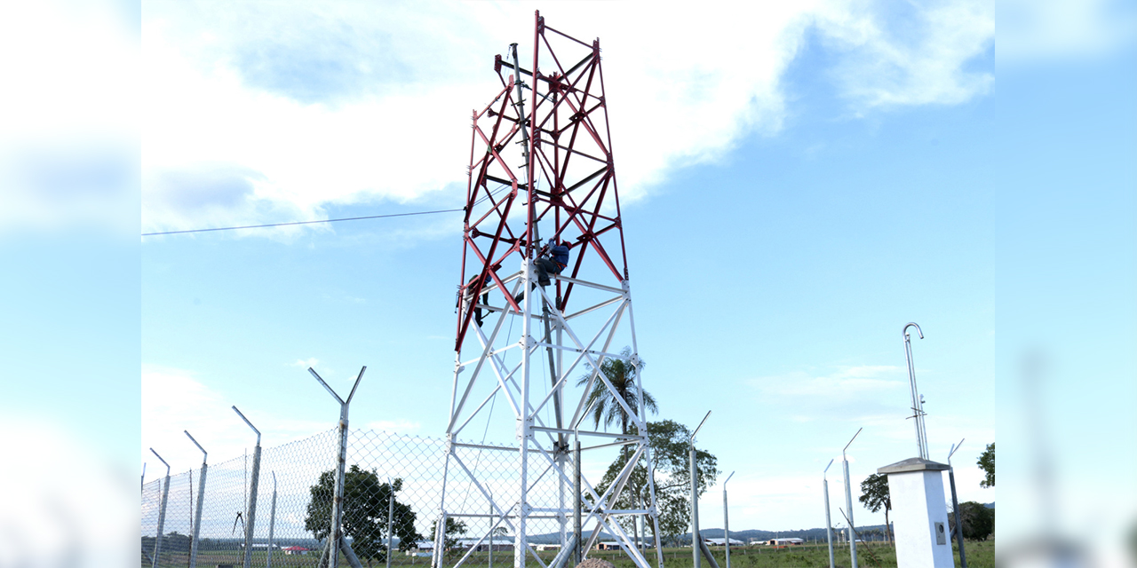Un técnico hace ajustes en una radiobase, instalada en el área rural. 