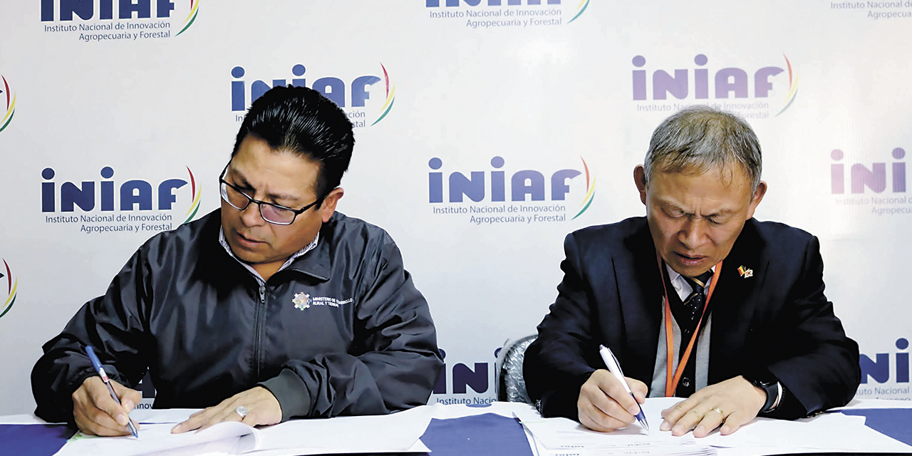 La firma del acuerdo entre el INIAF y Kopia.