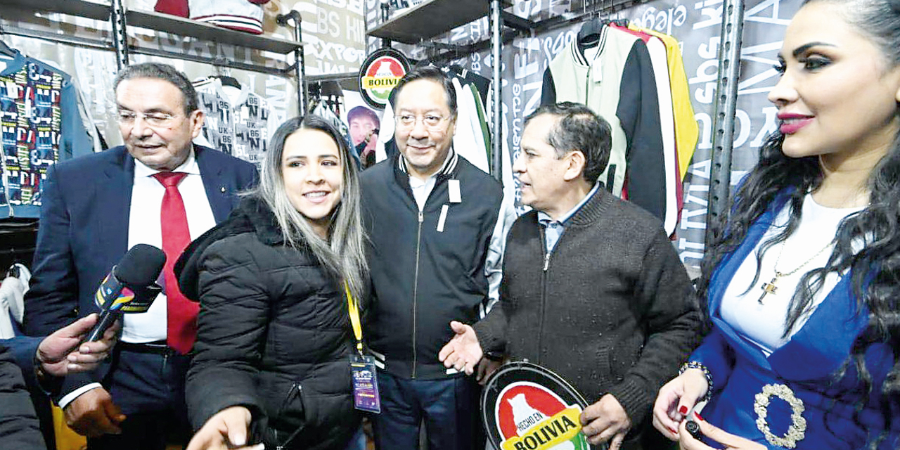 El mandatario Luis Arce en la feria La Paz Expone, en su visita a los estands. 