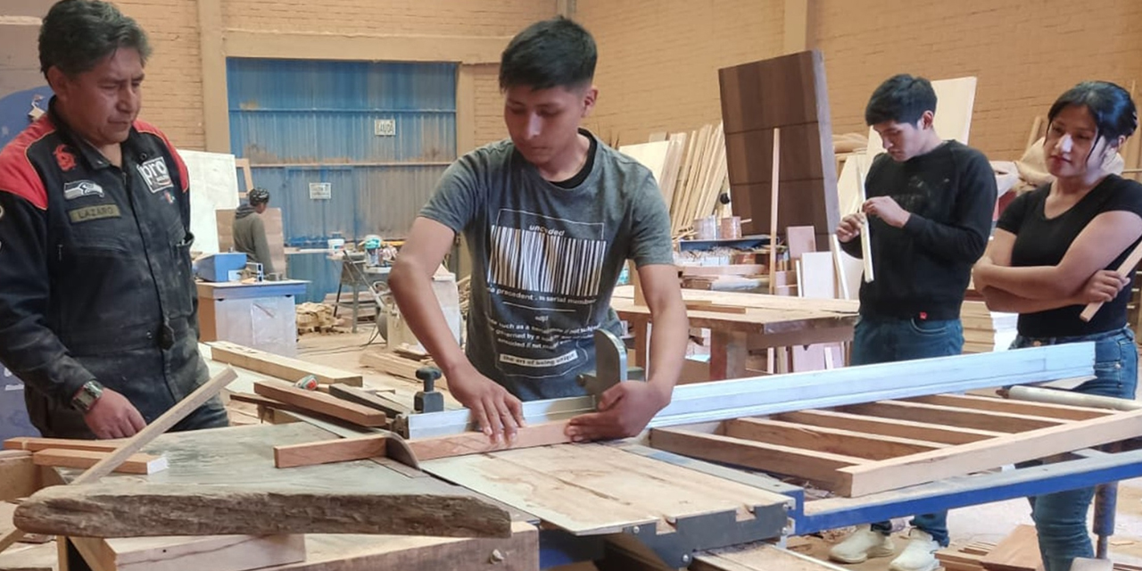 Taller de muebles de madera. Foto: Pro Bolivia.