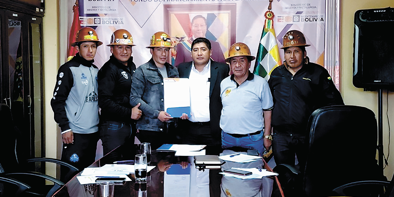 Los representantes del Fofim y de la cooperativa beneficiada.
