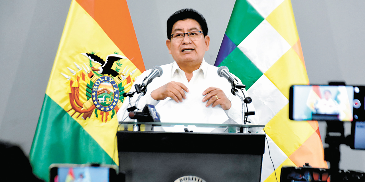 El ministro de Obras Públicas, Edgar Montaño, en conferencia de prensa, ayer.