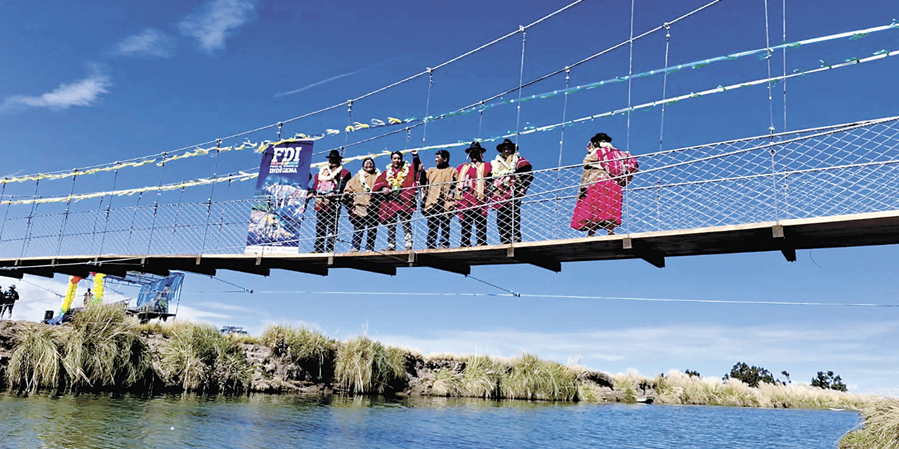 Las autoridades regionales y originarias de Escoma estrenan el puente.