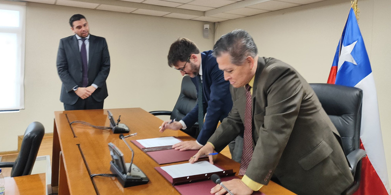 Los representantes de Bolivia y Chile suscriben el documento.