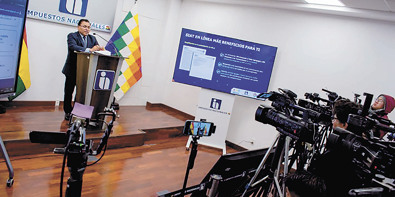 El presidente del SIN, Mario Cazón, en conferencia de prensa, ayer.