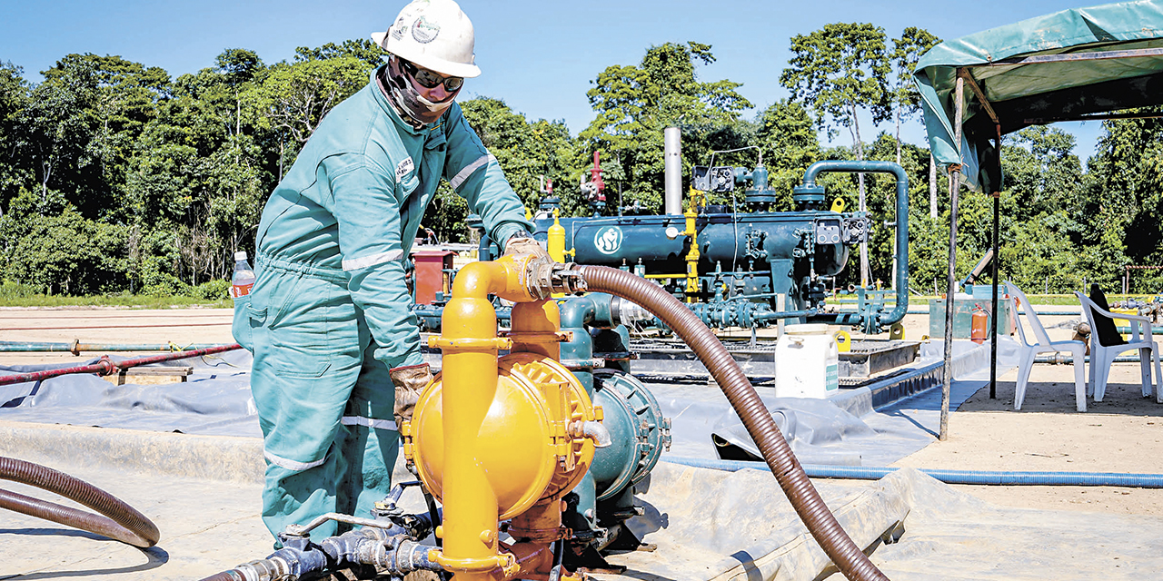 La extracción del petróleo para luego enviarlo a las refinerías de YPFB.