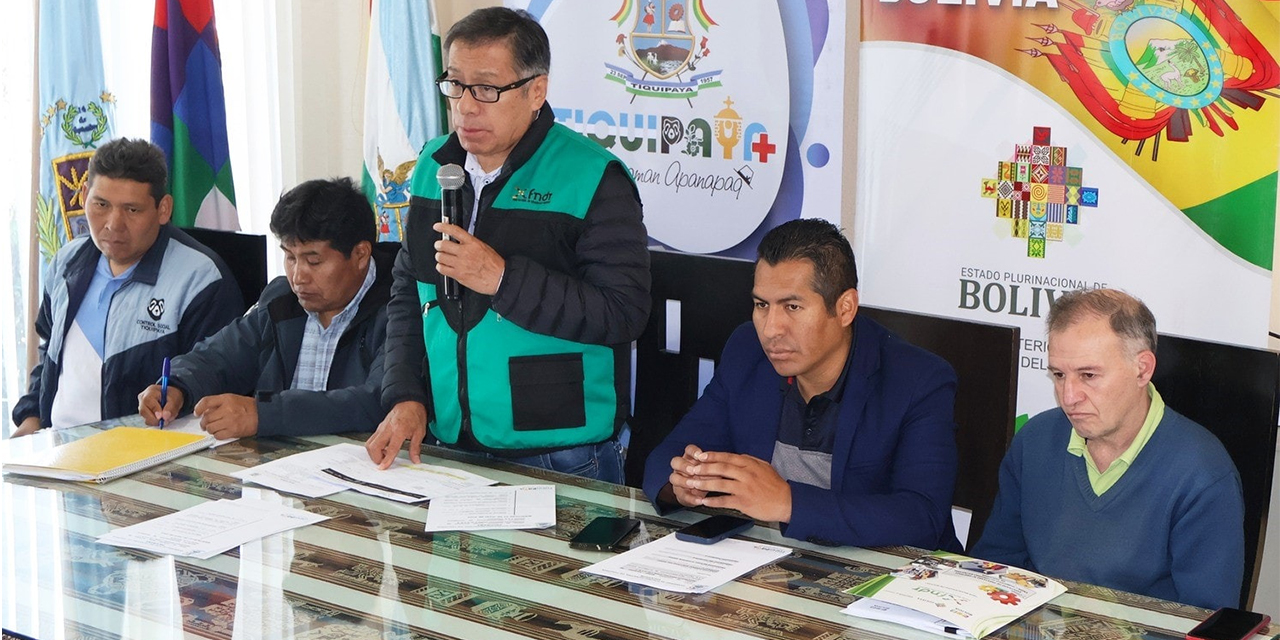 Fernando Mita, director del FNDR, en el acto de la suscripción del contrato.