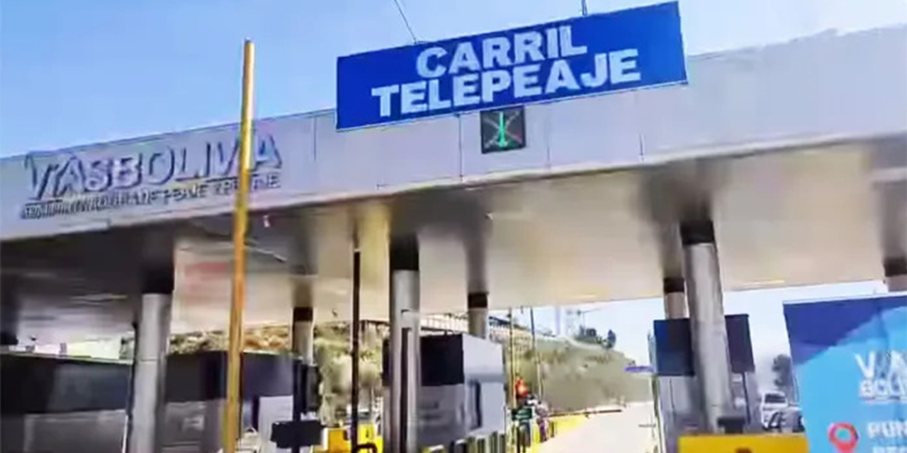 Una estación de telepeaje en la carretera hacia Cochabamba. 