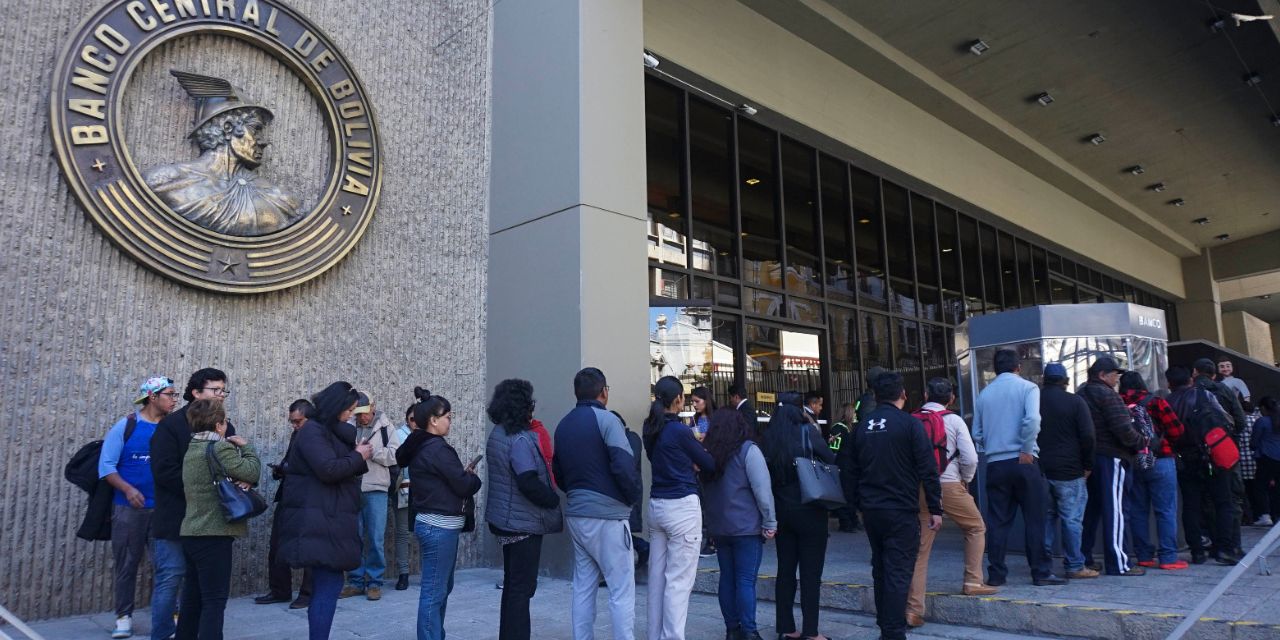 Las filas de personas para la adquisición del material monetario, en La Paz.