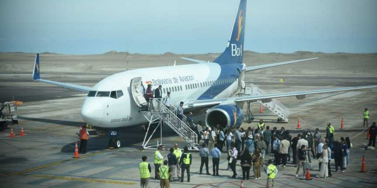 Pasajeros descienden del avión de BoA en la ruta a Santiago de Chile.