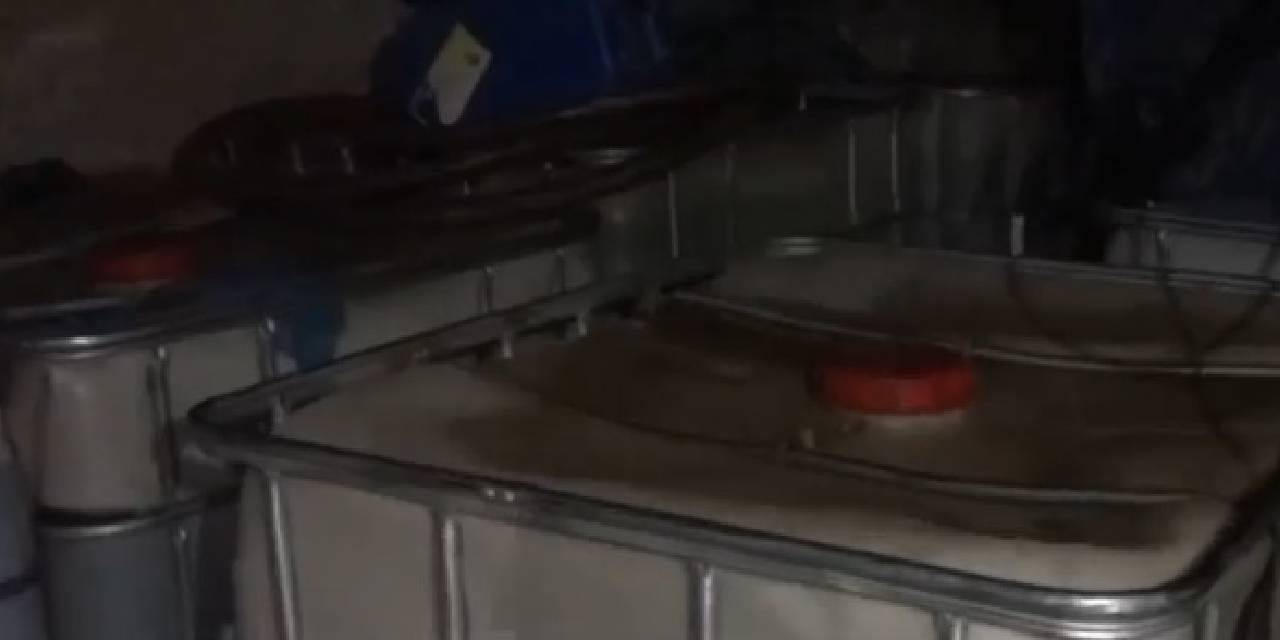 Uno de los tanques de almacenaje de combustible encontrado en los domicilios. Foto: Captura BTv