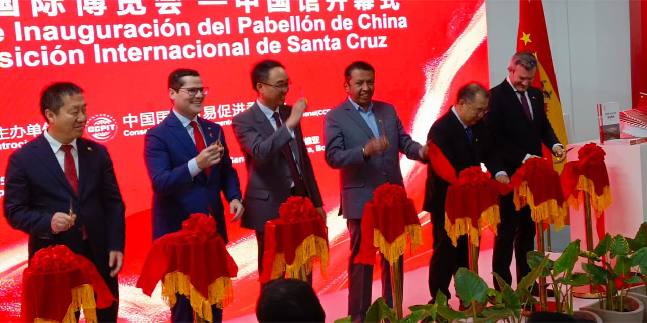 Autoridades bolivianas y chinas inauguran el pabellón China en la Expocruz. 