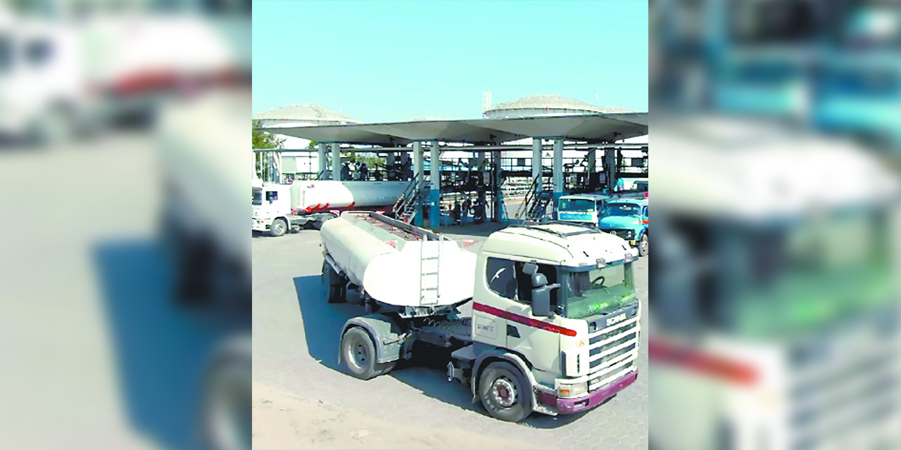 Camiones cisterna que transportan combustibles.