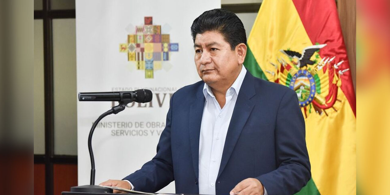 El ministro de Obras Públicas, Edgar Montaño, en conferencia de prensa. Foto: Archivo.