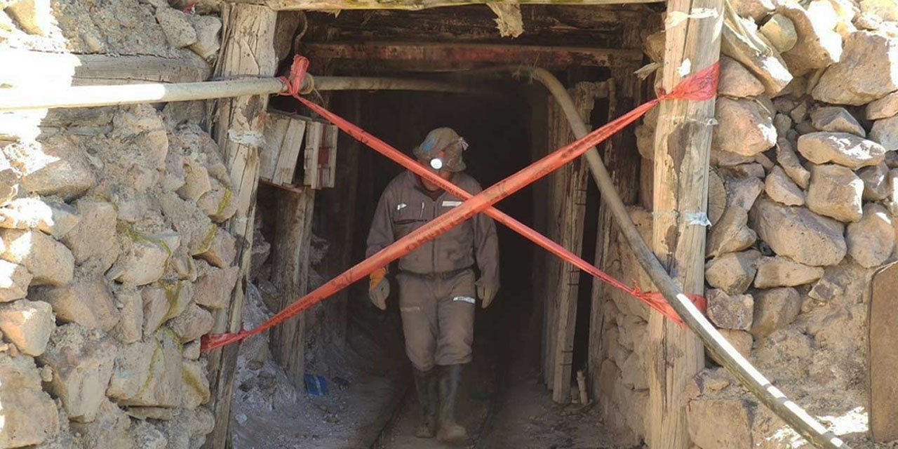 Una de las bocaminas cerradas sobre la cota 4.400 del cerro.