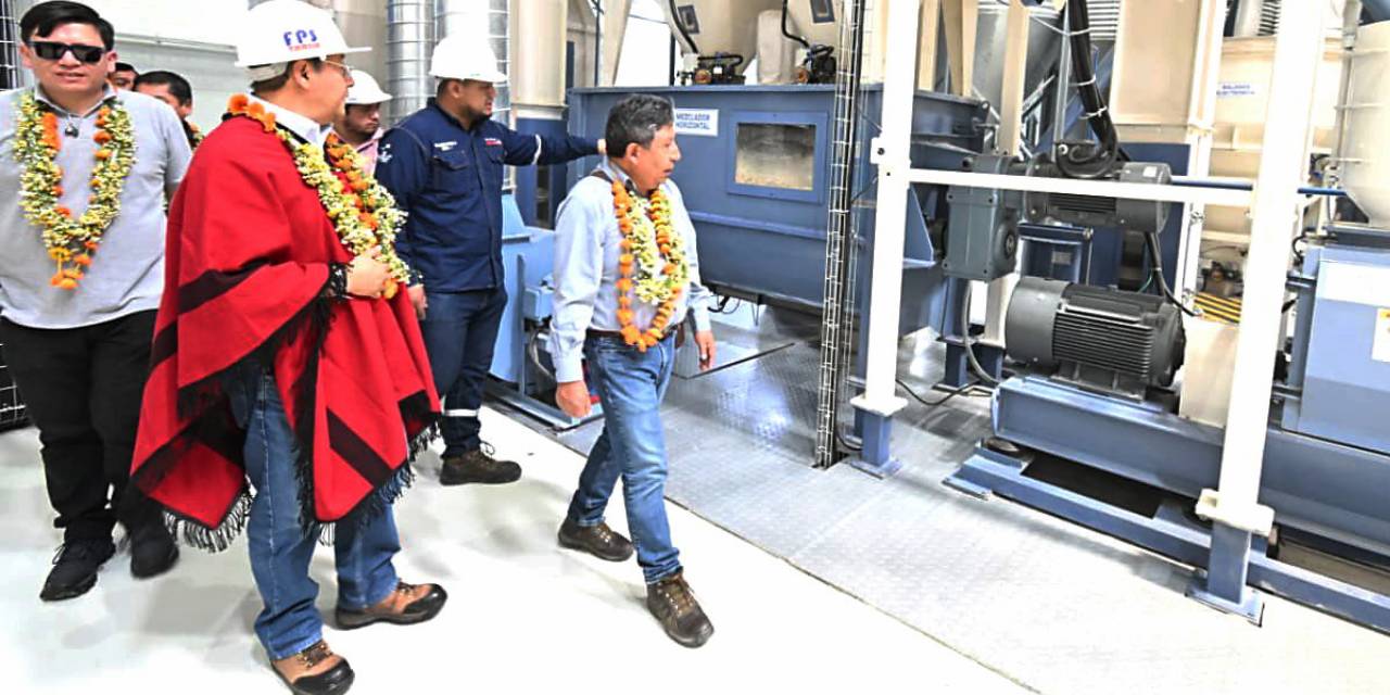 Autoridades inspeccionan las instalaciones de la Planta de Alimentos Balanceados. 