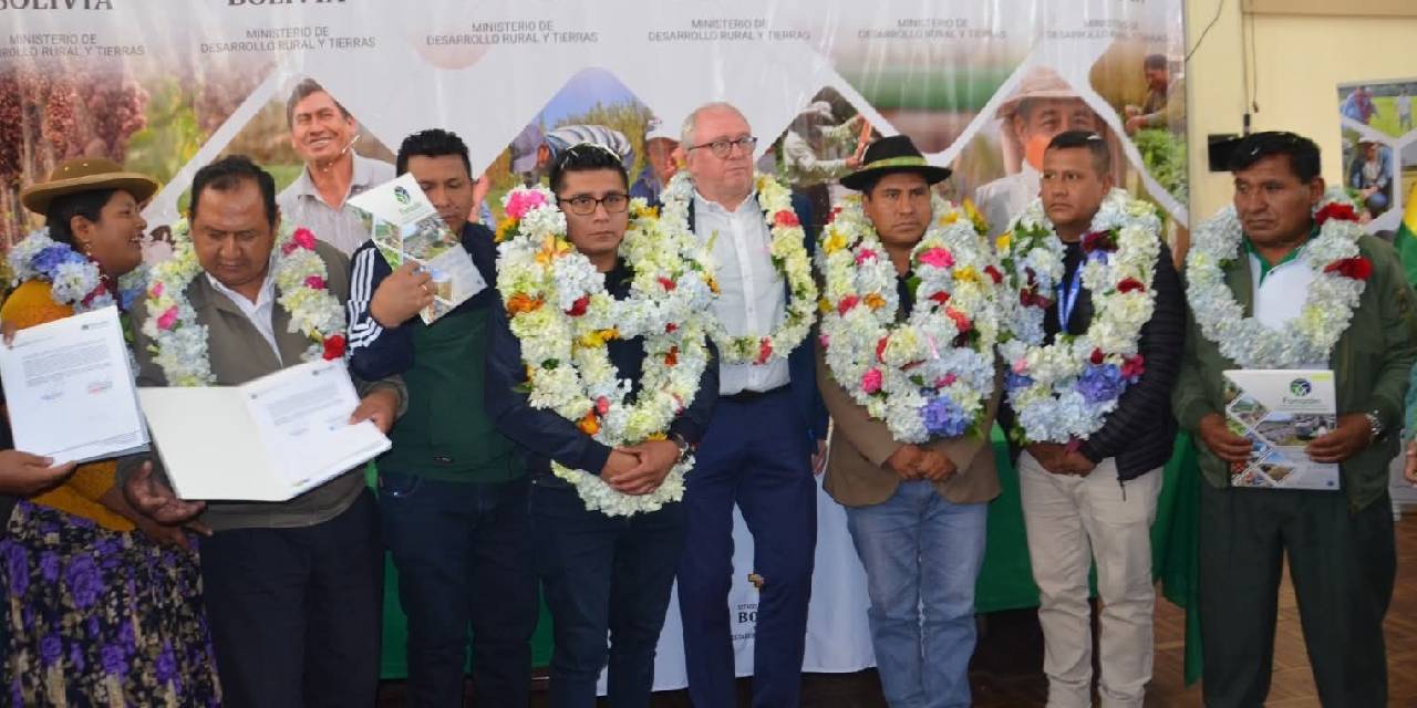 Representantes de las instituciones participantes de la firma de los convenios.