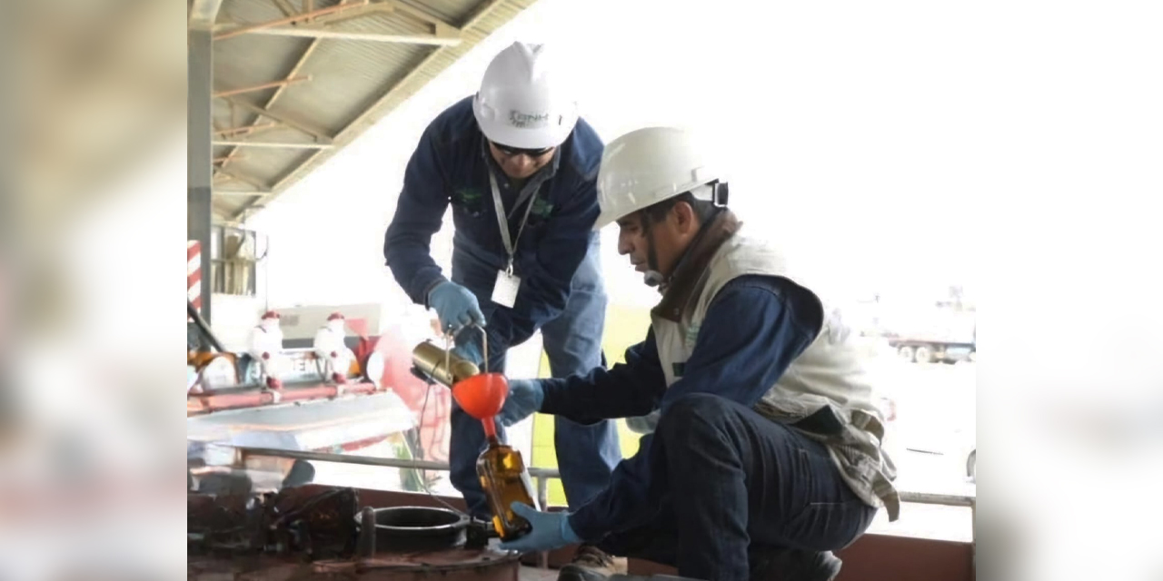 Verificación de la calidad del combustible en la planta de Senkata, en El Alto.