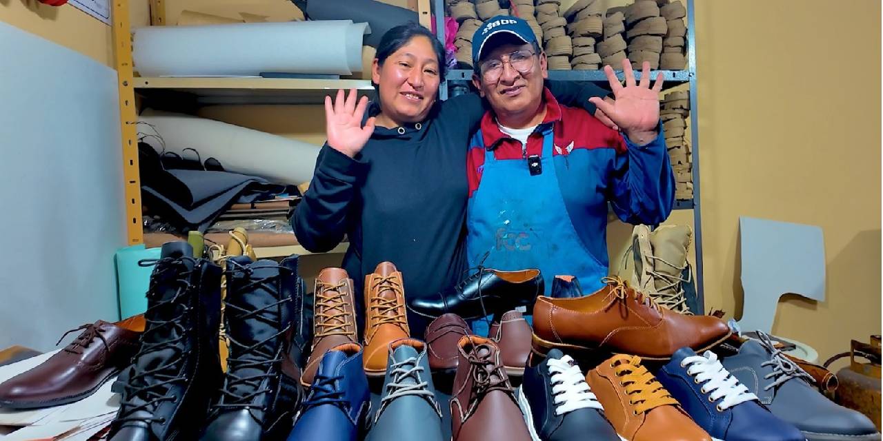 Productores junto a los calzados que fabrican.