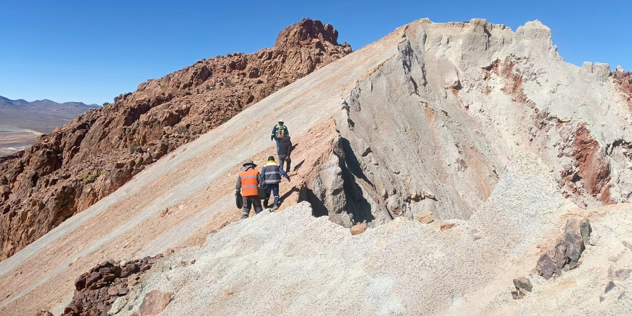 Una inspección de la cúspide en el cerro.