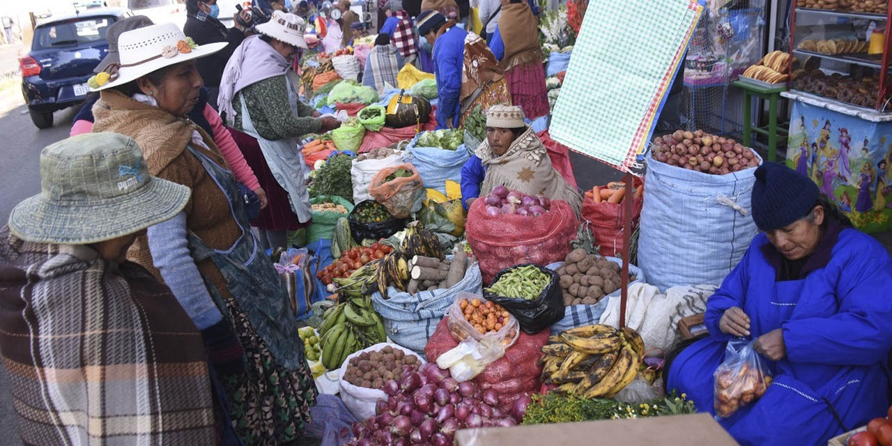  Oferta de productos agrícolas en un mercado, en la ciudad de La Paz.