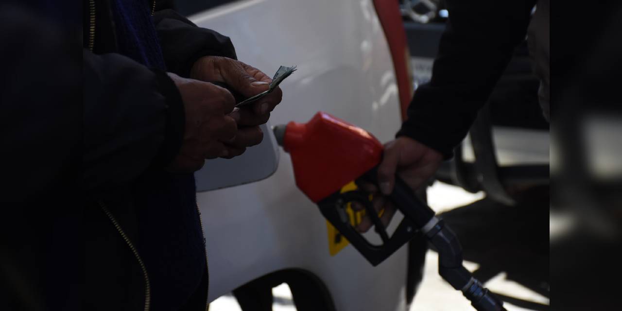 La venta de combustible en un surtidor de la ciudad de La Paz. 