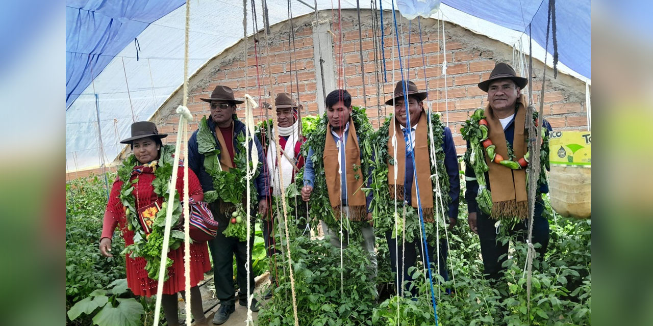 Parte de los beneficiarios con la nueva infraestructura. Foto: MDRyT