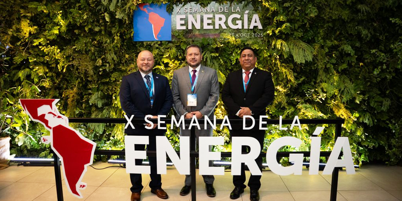 El ministro Alejandro Gallardo (centro), junto a otros participantes del evento.