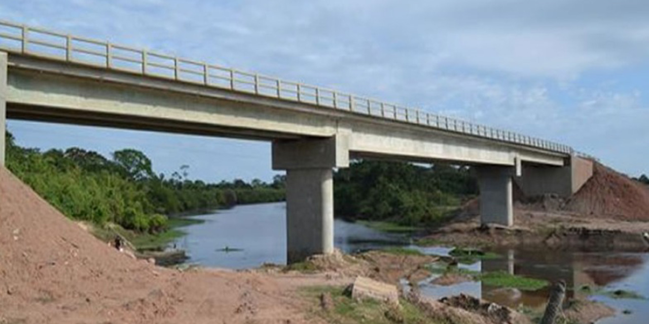 Promulgan Ley 1649 de acceso a crédito por $us 110 MM para más de 300 puentes