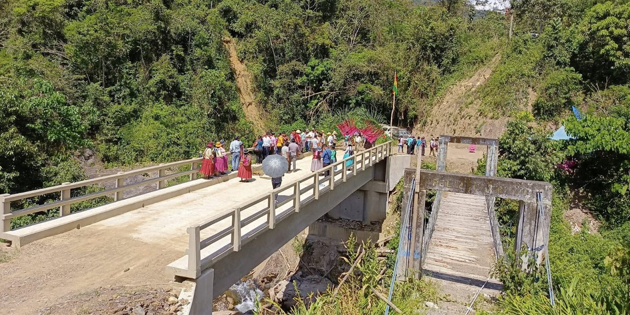 El Gobierno entrega tres puentes con una inversión de Bs 2,8 MM en Caranavi
