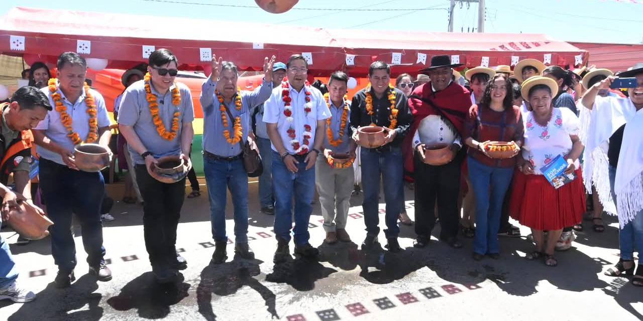 El presidente Luis Arce y autoridades locales en el inicio de la obra. Foto: Facebook Lucho Arce