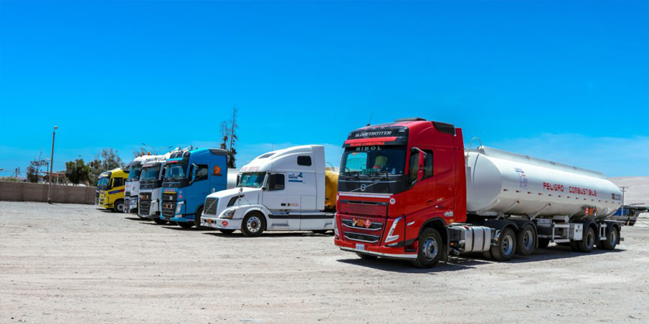Camiones cisterna que transportan carburantes.