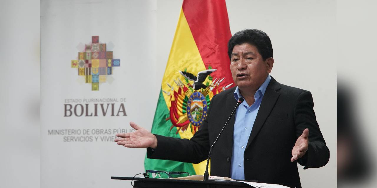 El ministro de Obras Públicas, Edgar Montaño, en conferencia de prensa. Foto: MOSV.