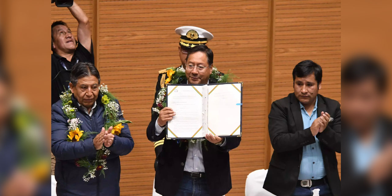 El presidente Luis Arce en la promulgación de una norma anterior.