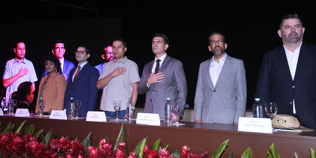 Autoridades entrantes del nuevo gobierno, junto a representantes de sectores productivos y autoridades de Santa Cruz.