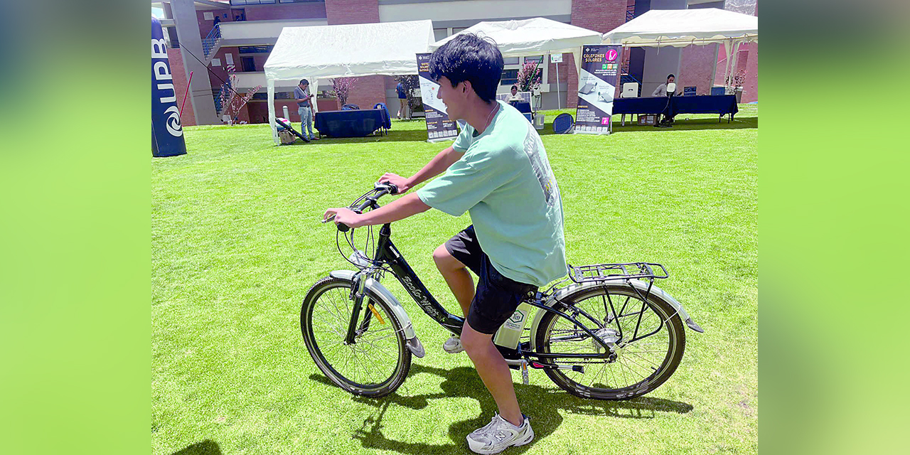 Un joven usa una bicicleta impulsada con energía proveniente de una batería de litio. 
