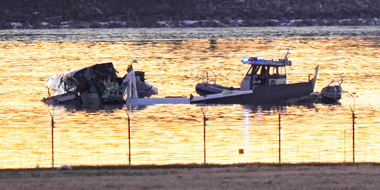 Un avión comercial y un helicóptero militar colisionan y no queda ni un sobreviviente  