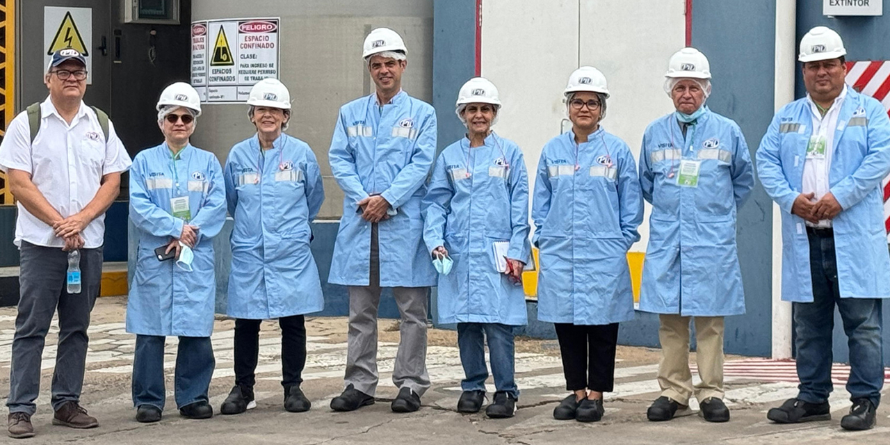 Miembros de la delegación de la OMSA en su visita a la planta de PIL Santa Cruz.