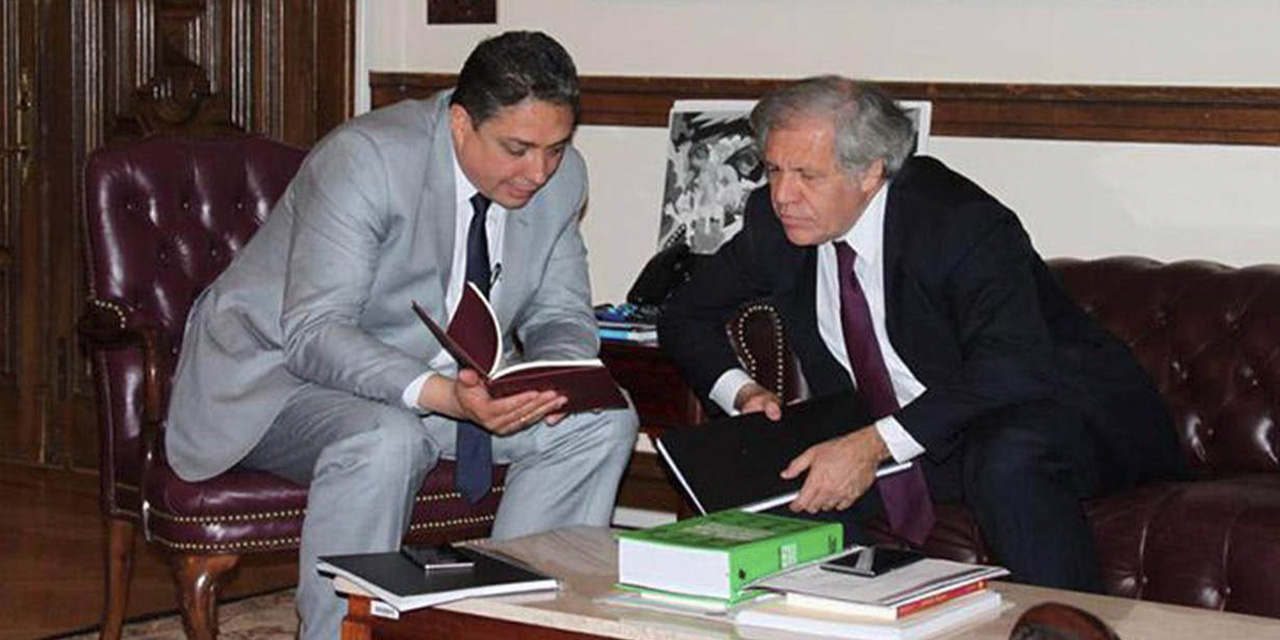 El embajador de Bolivia en la OEA, Héctor Arce, con el secretario general de esa entidad, Luis Almagro.. 