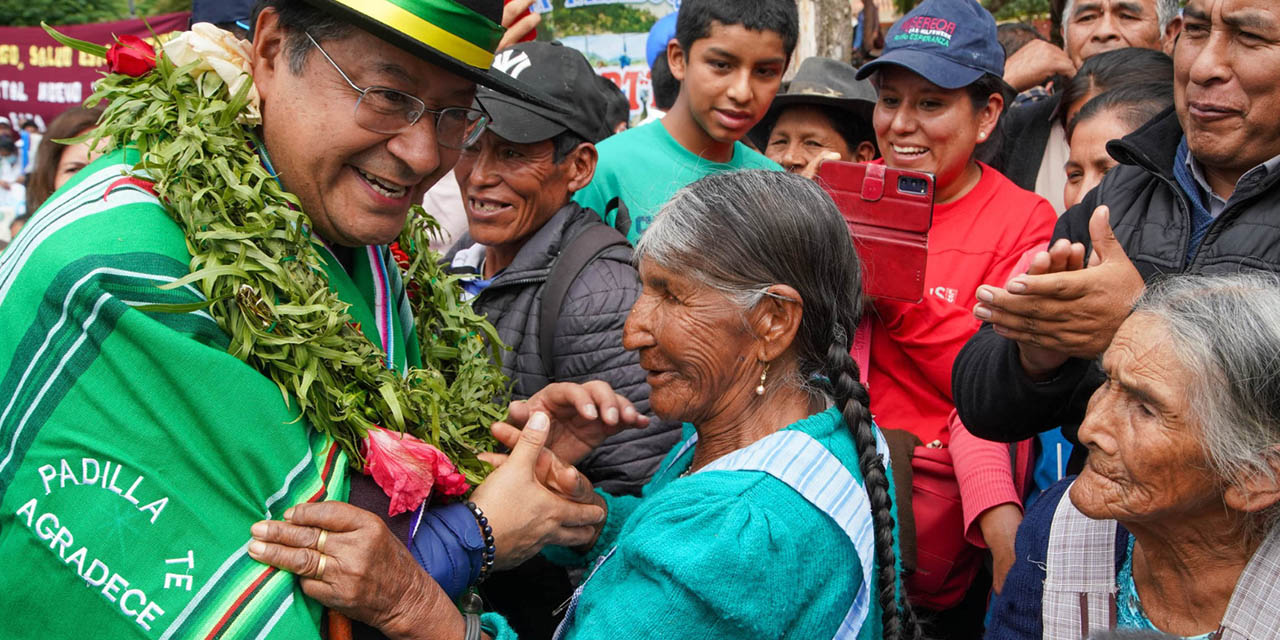 El presidente Luis Arce recibe el cariño de los adultos mayores. 