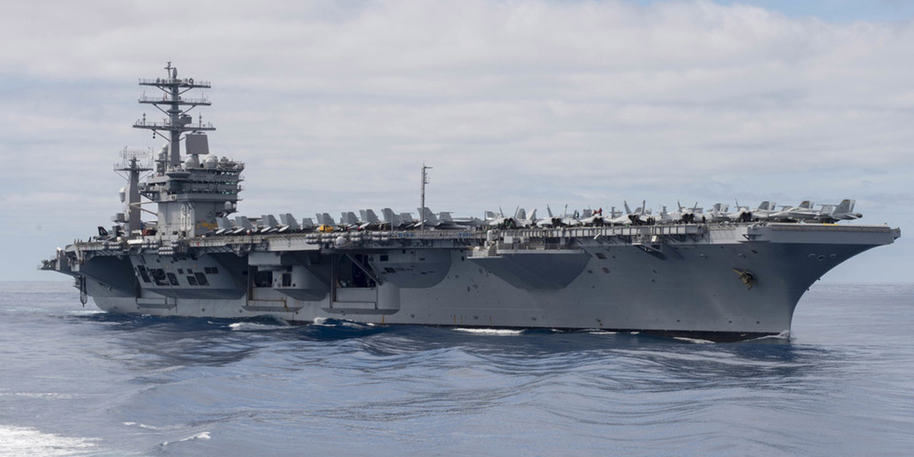 El portaaviones USS Nimitz navega en el océano Pacífico.