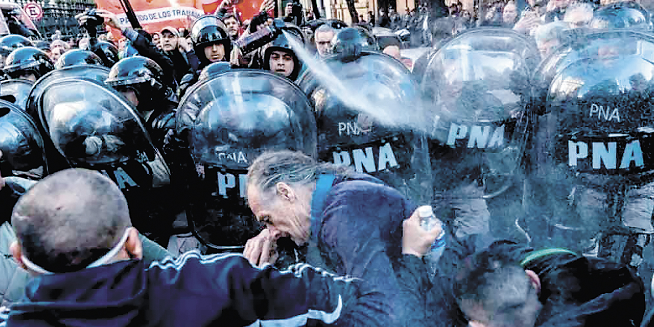 Policía federal de la capital reprime ayer con fuerza desmedida la Marcha de la Dignidad.
