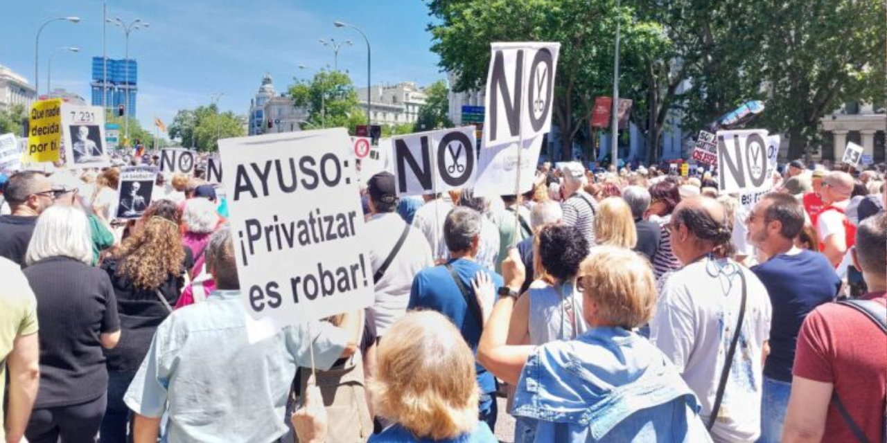 Durante la manifestación denunciaron que miles de personas esperan por cita médica y no poseen seguro médico que respalde su atención. Foto: @Sara_CSerrano.