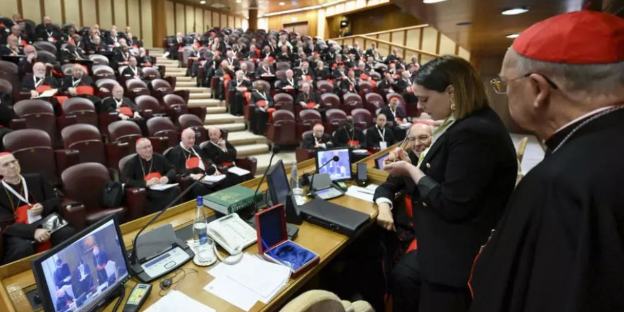 Un empleado del Vaticano anula el sello papal en el Vaticano, el martes 6 de mayo de 2025. 