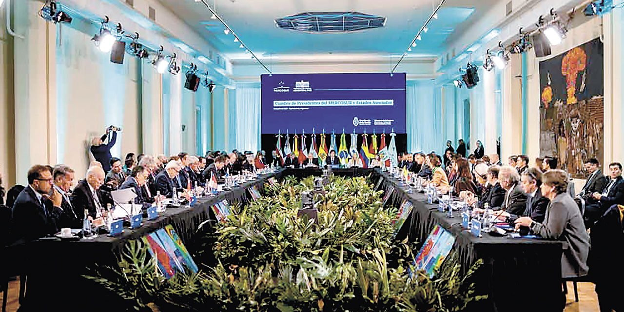 Los mandatarios reunidos en el Palacio San Martin, sede de la Cancillería argentina.