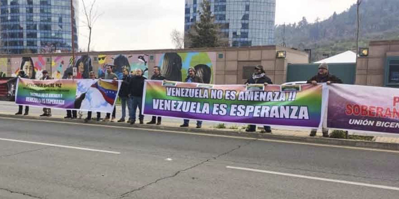 Chilenos protestan ante la embajada de Estados Unidos.