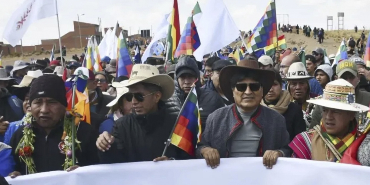 Andrónico Rodríguez junto a Evo Morales en una marcha de 2024.