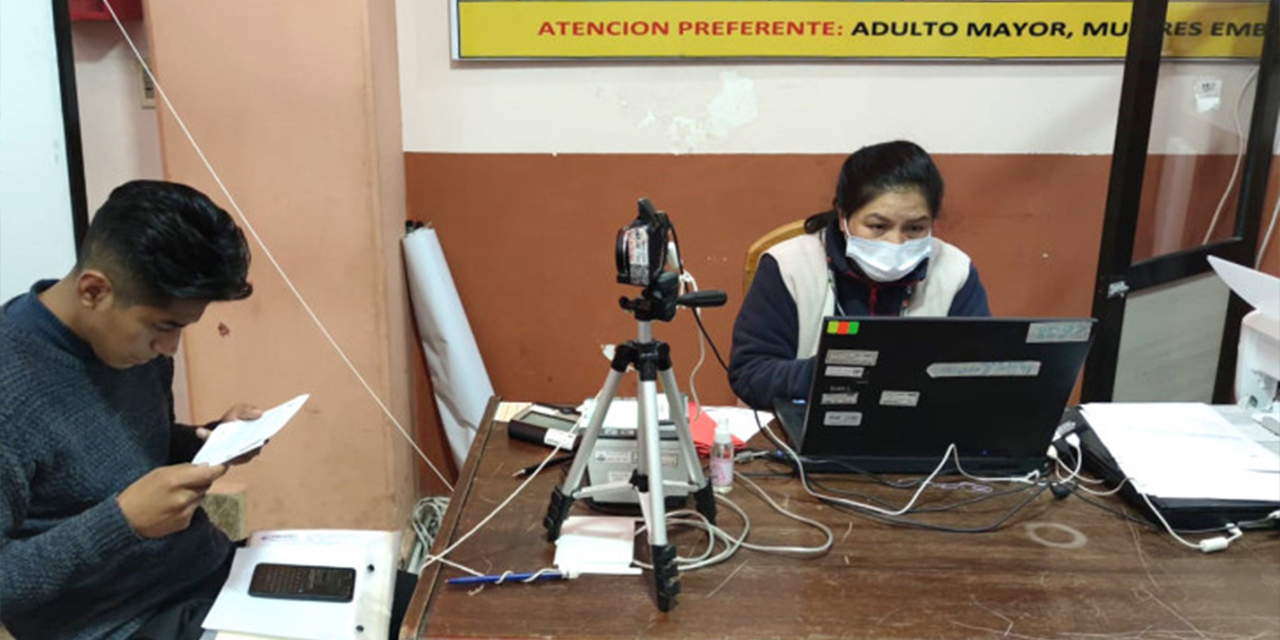 Un ciudadano se inscribe en el padrón electoral biométrico.