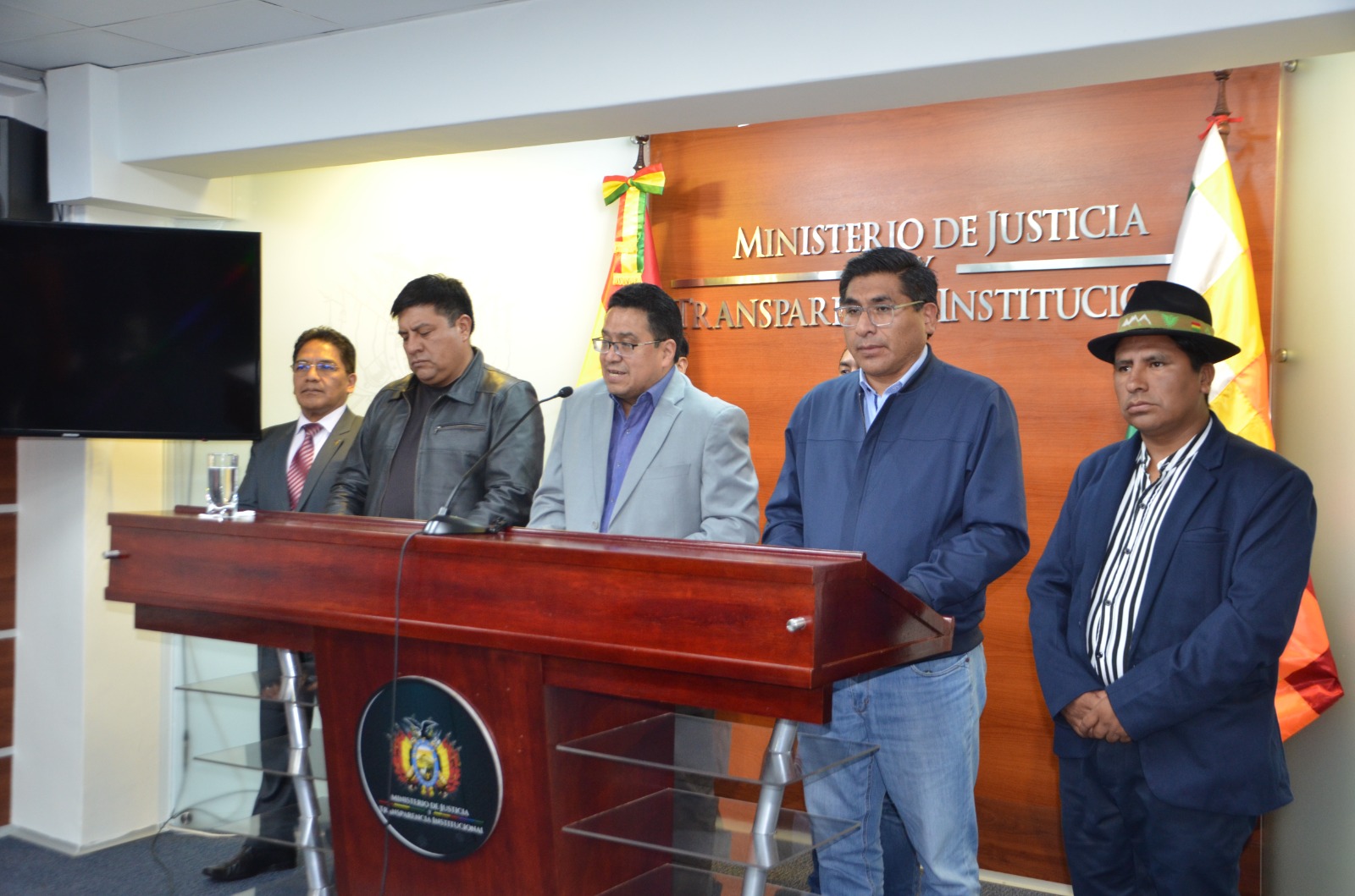 Los ministros de Justicia, César Siles; de Desarrollo Productivo y Economía Plural, Néstor Huanca; y de Desarrollo Rural y Tierras, Yamil Flores, junto a otras autoridades en conferencia de prensa. Foto: MJyTI